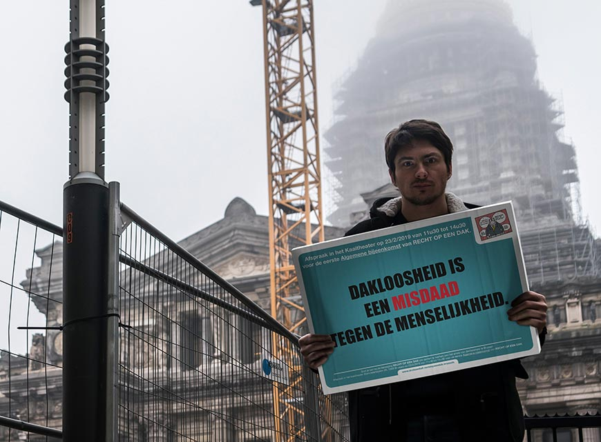 De eerste « Open vergadering » van RECHT OP EEN DAK gaat door in het kaaitheater op zaterdag 23 februari van 11u30-14u30.